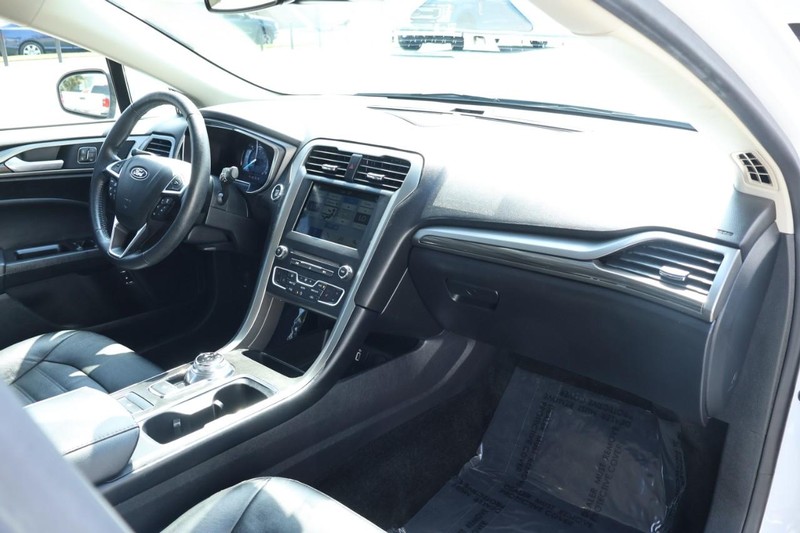 Ford Fusion Hybrid Vehicle Full-screen Gallery Image 22