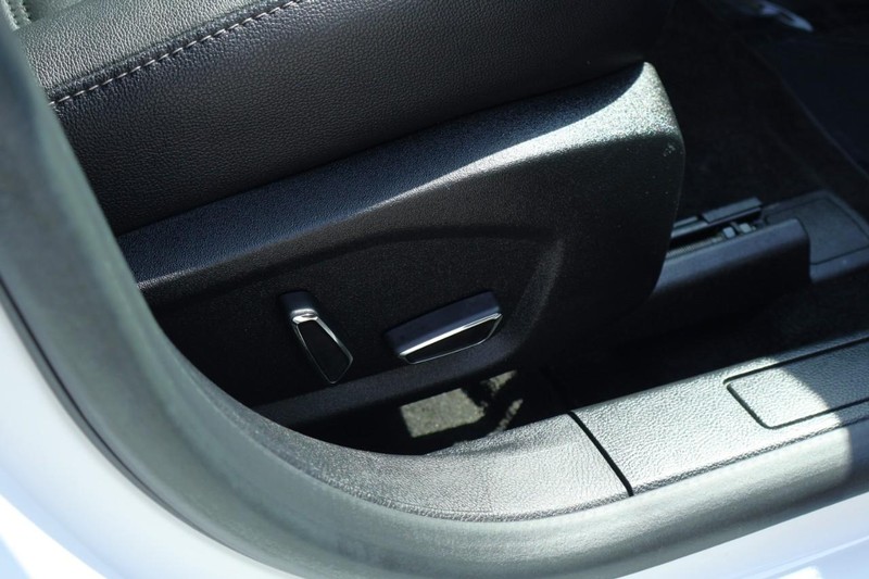 Ford Fusion Hybrid Vehicle Full-screen Gallery Image 23