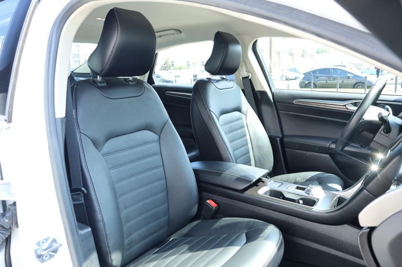 Ford Fusion Hybrid Vehicle Full-screen Gallery Image 24