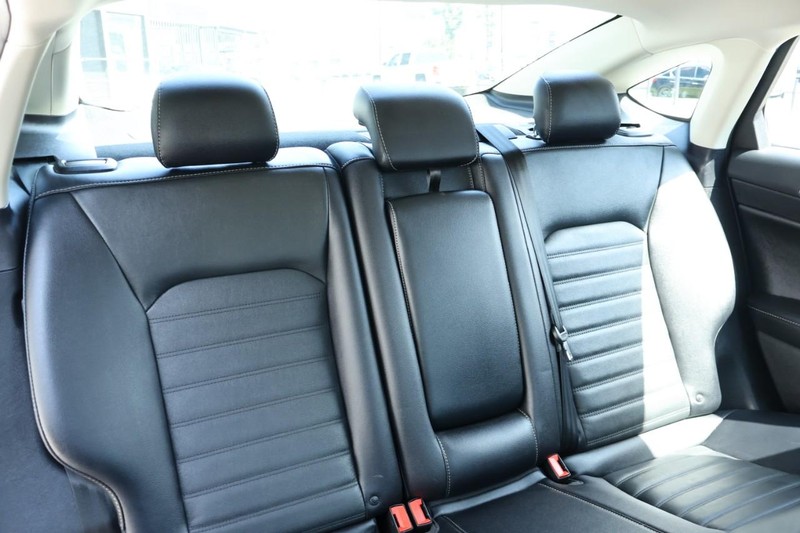 Ford Fusion Hybrid Vehicle Full-screen Gallery Image 25