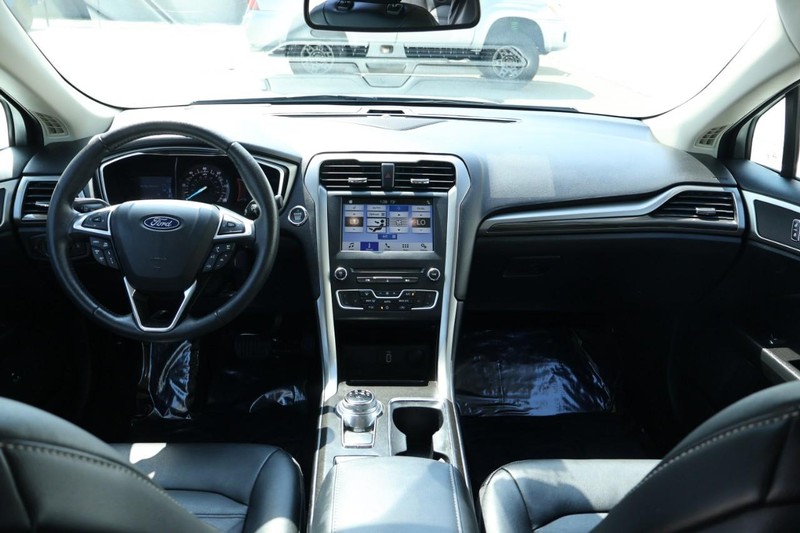 Ford Fusion Hybrid Vehicle Full-screen Gallery Image 26