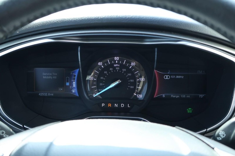 Ford Fusion Hybrid Vehicle Full-screen Gallery Image 27