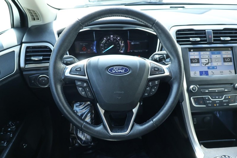 Ford Fusion Hybrid Vehicle Full-screen Gallery Image 28