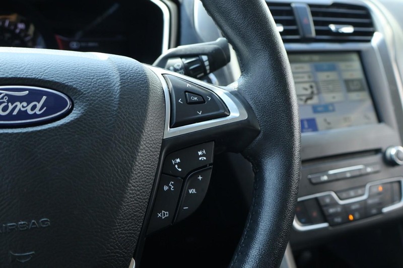 Ford Fusion Hybrid Vehicle Full-screen Gallery Image 30