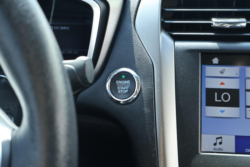 Ford Fusion Hybrid Vehicle Full-screen Gallery Image 31