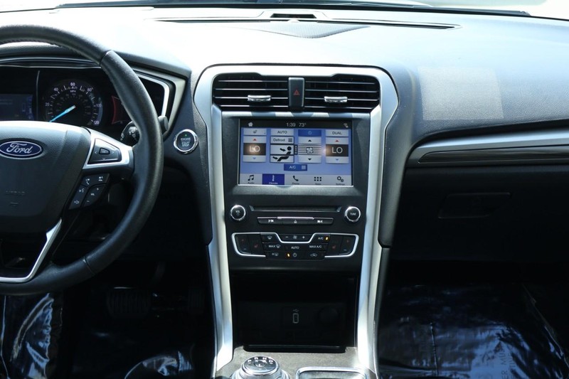 Ford Fusion Hybrid Vehicle Full-screen Gallery Image 32