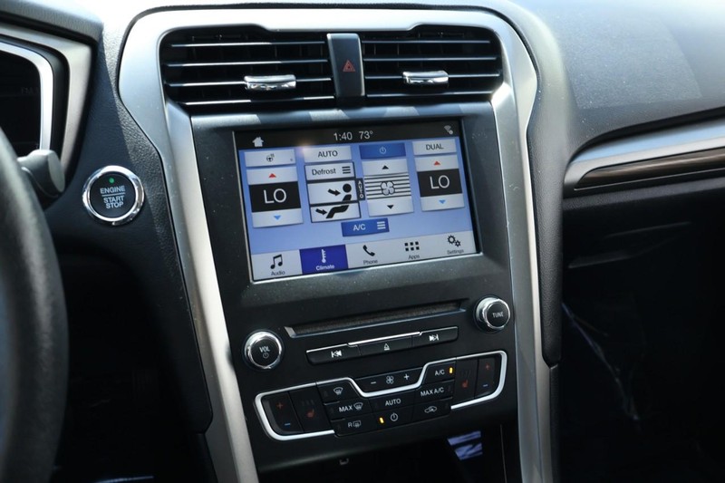 Ford Fusion Hybrid Vehicle Full-screen Gallery Image 33