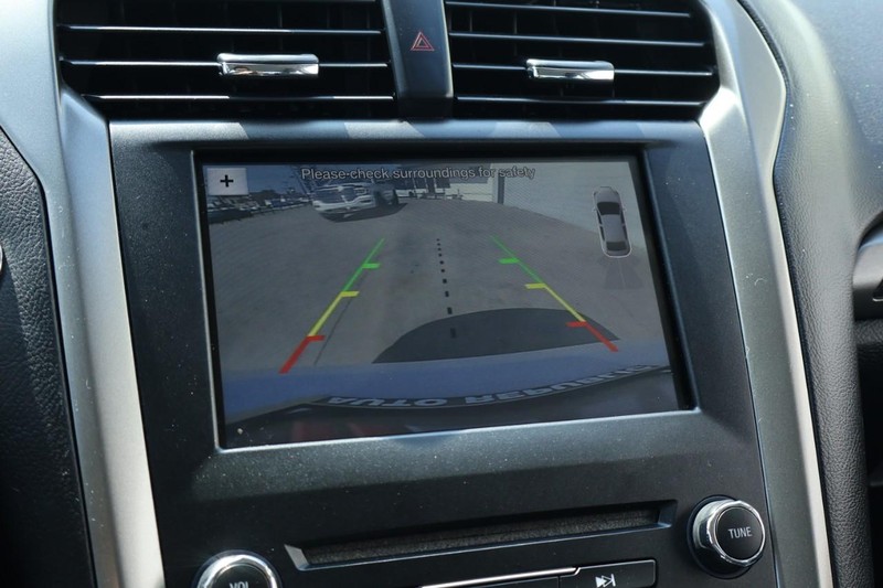 Ford Fusion Hybrid Vehicle Full-screen Gallery Image 34