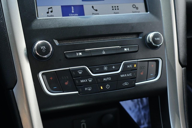 Ford Fusion Hybrid Vehicle Full-screen Gallery Image 35