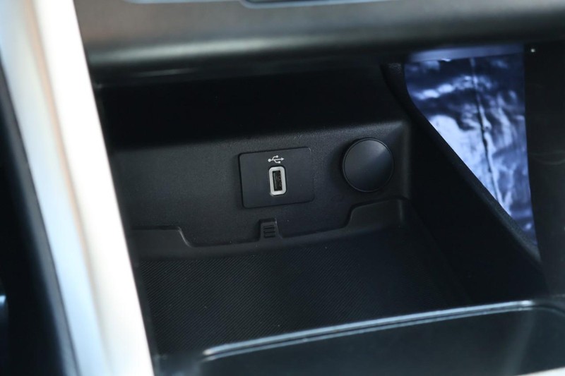 Ford Fusion Hybrid Vehicle Full-screen Gallery Image 36