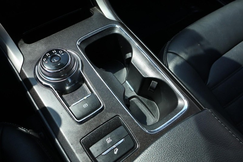 Ford Fusion Hybrid Vehicle Full-screen Gallery Image 37