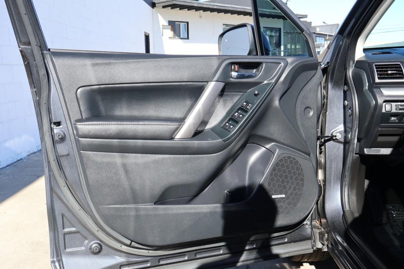 Subaru Forester Vehicle Full-screen Gallery Image 16