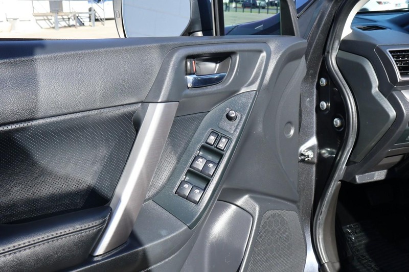 Subaru Forester Vehicle Full-screen Gallery Image 17