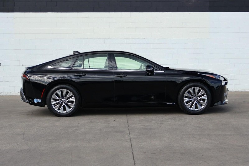 Toyota Mirai Vehicle Full-screen Gallery Image 04