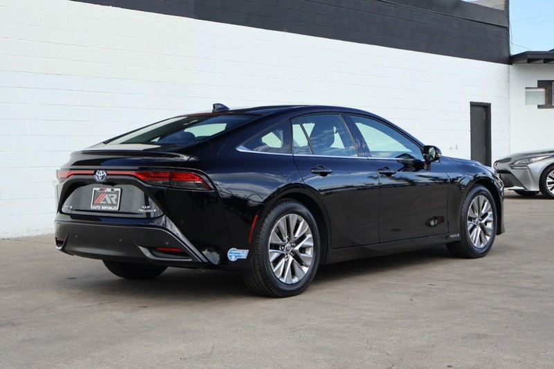 Toyota Mirai Vehicle Full-screen Gallery Image 05