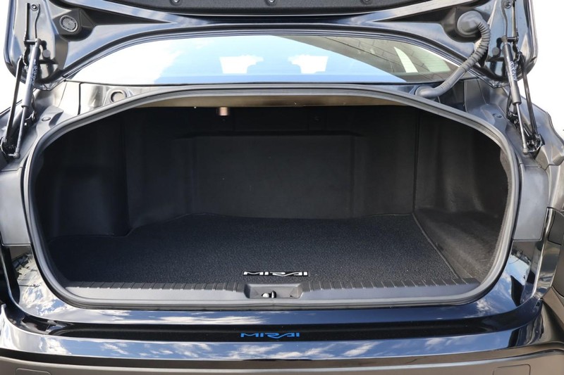 Toyota Mirai Vehicle Full-screen Gallery Image 09