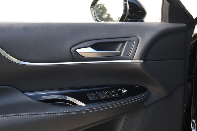 Toyota Mirai Vehicle Full-screen Gallery Image 16