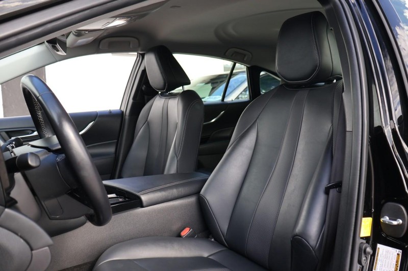 Toyota Mirai Vehicle Full-screen Gallery Image 21