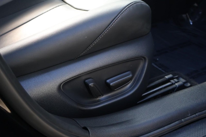 Toyota Mirai Vehicle Full-screen Gallery Image 24