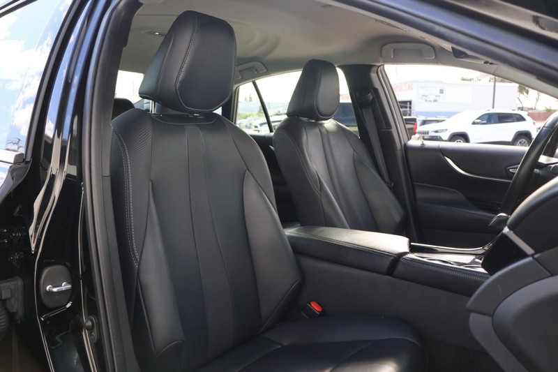 Toyota Mirai Vehicle Full-screen Gallery Image 25