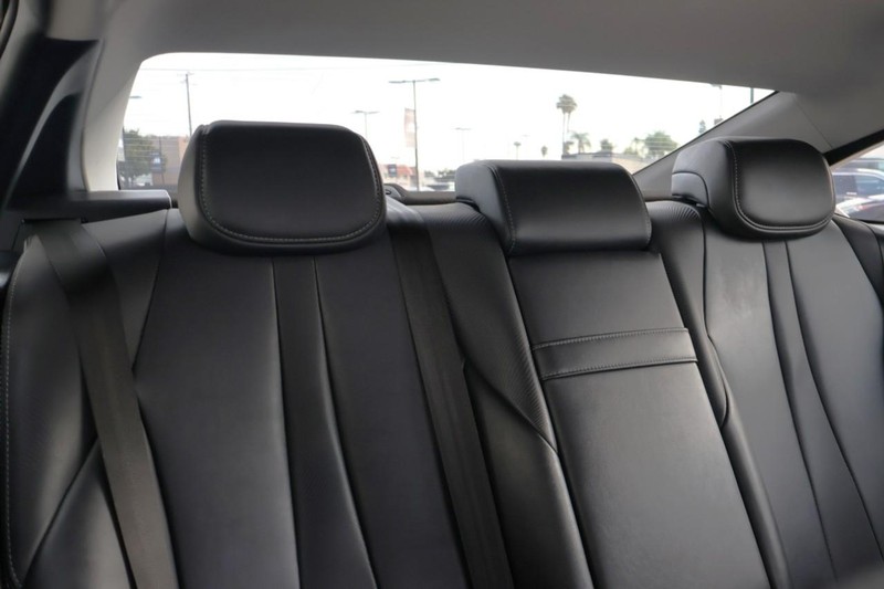 Toyota Mirai Vehicle Full-screen Gallery Image 26