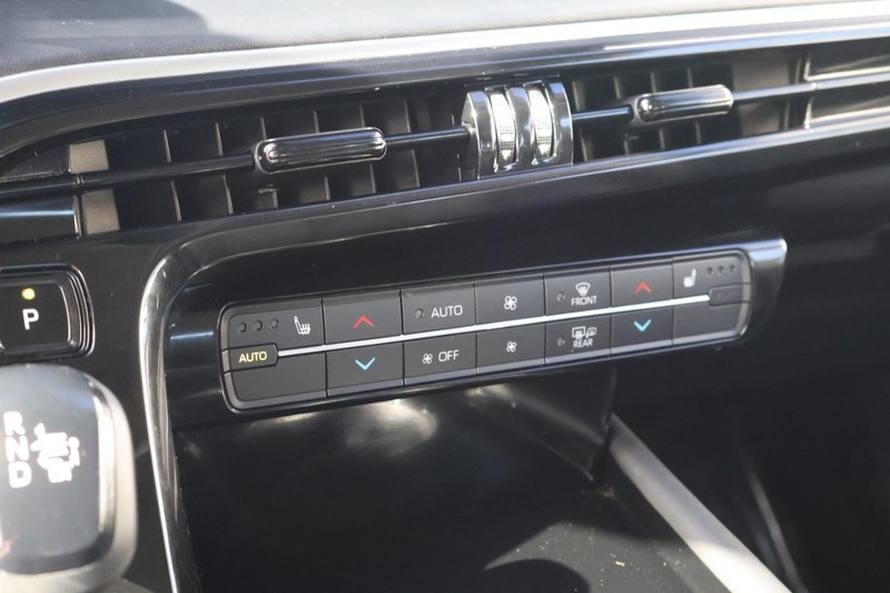 Toyota Mirai Vehicle Full-screen Gallery Image 37