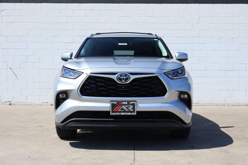 Toyota Highlander Vehicle Full-screen Gallery Image 02