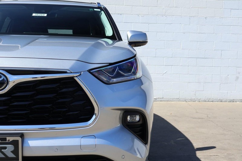 Toyota Highlander Vehicle Full-screen Gallery Image 03