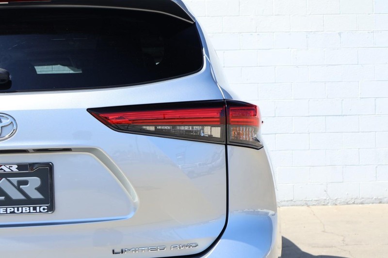 Toyota Highlander Vehicle Full-screen Gallery Image 07