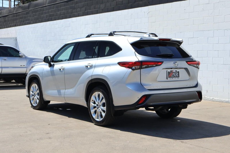 Toyota Highlander Vehicle Full-screen Gallery Image 11