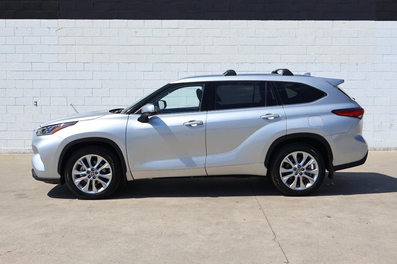 Toyota Highlander Vehicle Full-screen Gallery Image 12