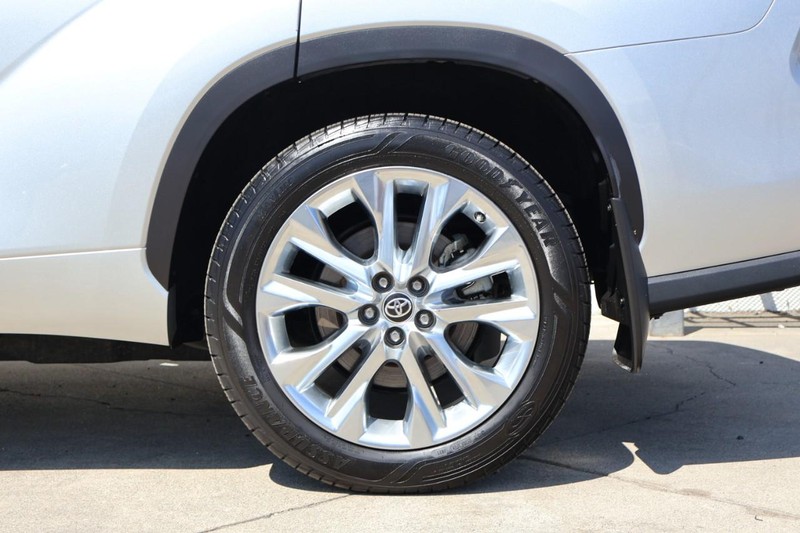 Toyota Highlander Vehicle Full-screen Gallery Image 15