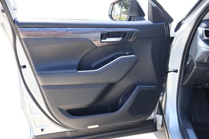 Toyota Highlander Vehicle Full-screen Gallery Image 16