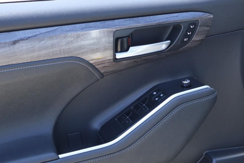 Toyota Highlander Vehicle Full-screen Gallery Image 17