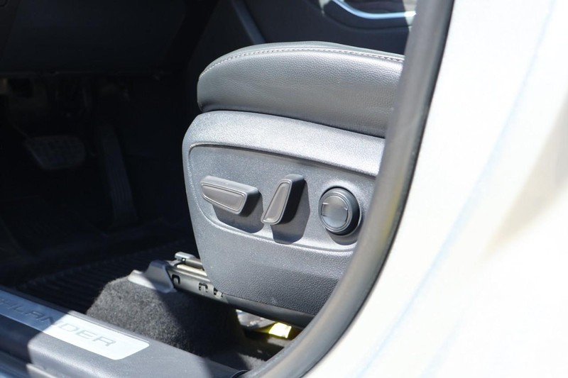 Toyota Highlander Vehicle Full-screen Gallery Image 20