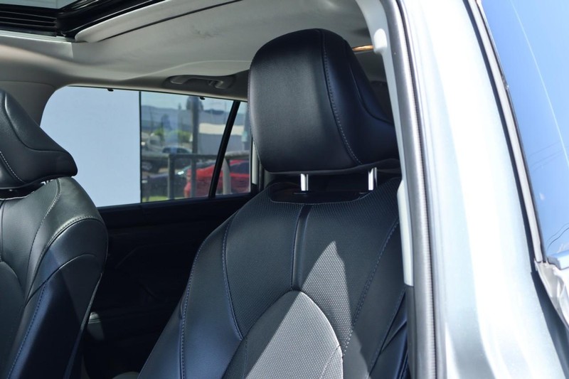 Toyota Highlander Vehicle Full-screen Gallery Image 22