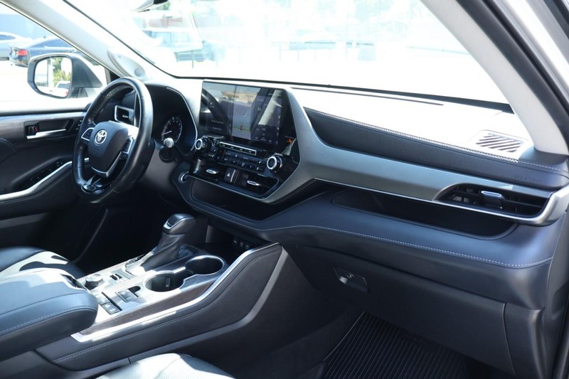Toyota Highlander Vehicle Full-screen Gallery Image 23