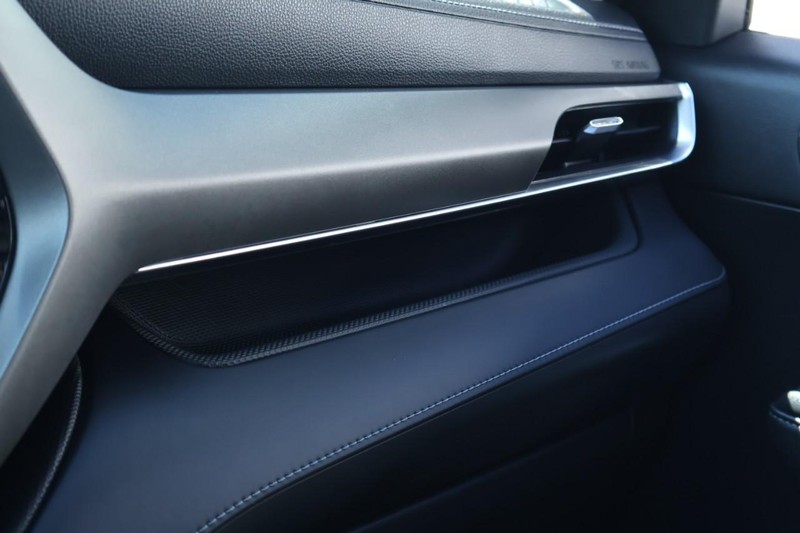 Toyota Highlander Vehicle Full-screen Gallery Image 24