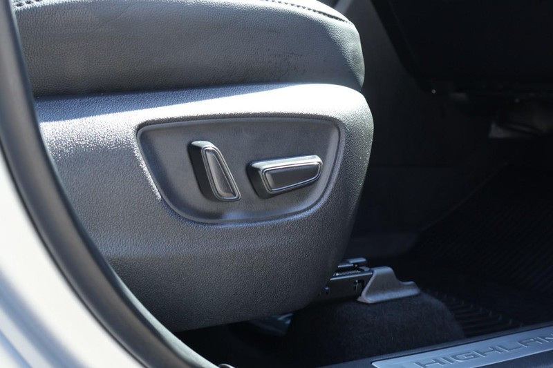 Toyota Highlander Vehicle Full-screen Gallery Image 25