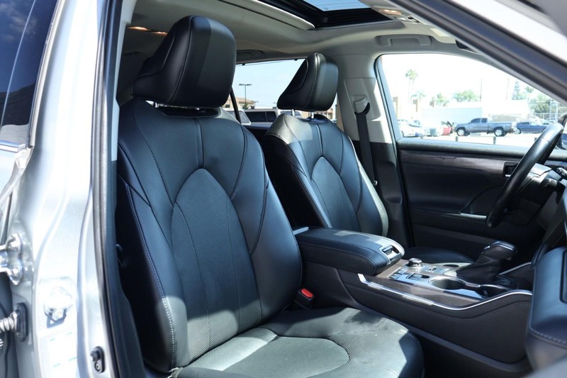 Toyota Highlander Vehicle Full-screen Gallery Image 26