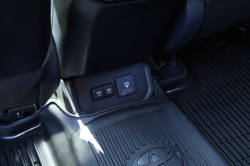 Toyota Highlander Vehicle Full-screen Gallery Image 30