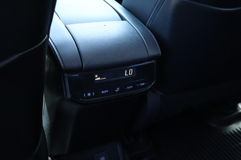 Toyota Highlander Vehicle Full-screen Gallery Image 31