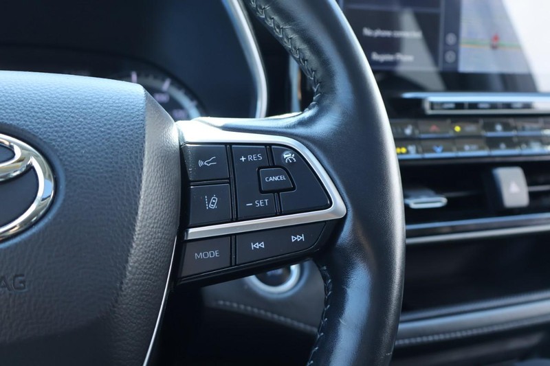 Toyota Highlander Vehicle Full-screen Gallery Image 36