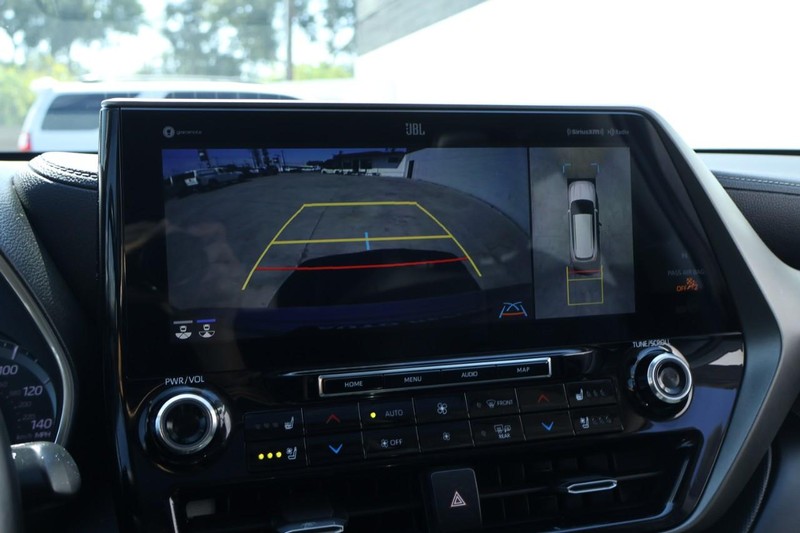 Toyota Highlander Vehicle Full-screen Gallery Image 40