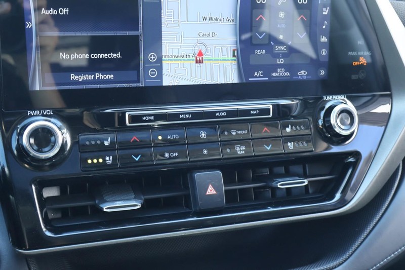 Toyota Highlander Vehicle Full-screen Gallery Image 41