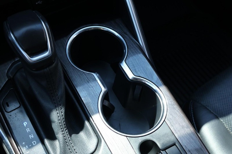 Toyota Highlander Vehicle Full-screen Gallery Image 44