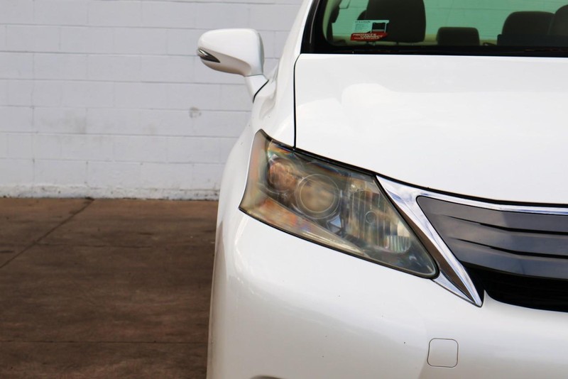 Lexus HS 250h Vehicle Full-screen Gallery Image 03