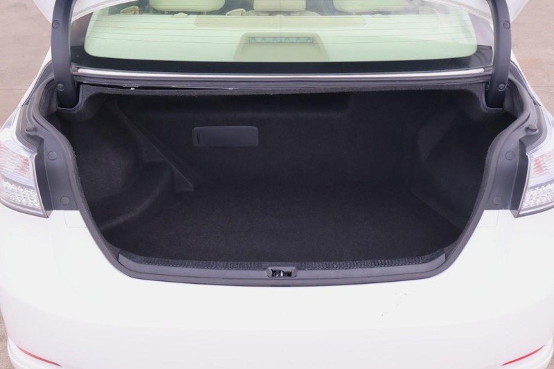 Lexus HS 250h Vehicle Full-screen Gallery Image 09