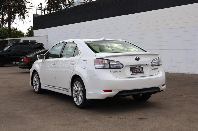 Lexus HS 250h Vehicle Full-screen Gallery Image 10