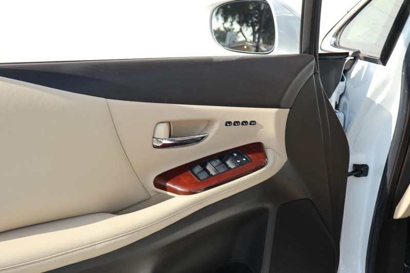 Lexus HS 250h Vehicle Full-screen Gallery Image 17